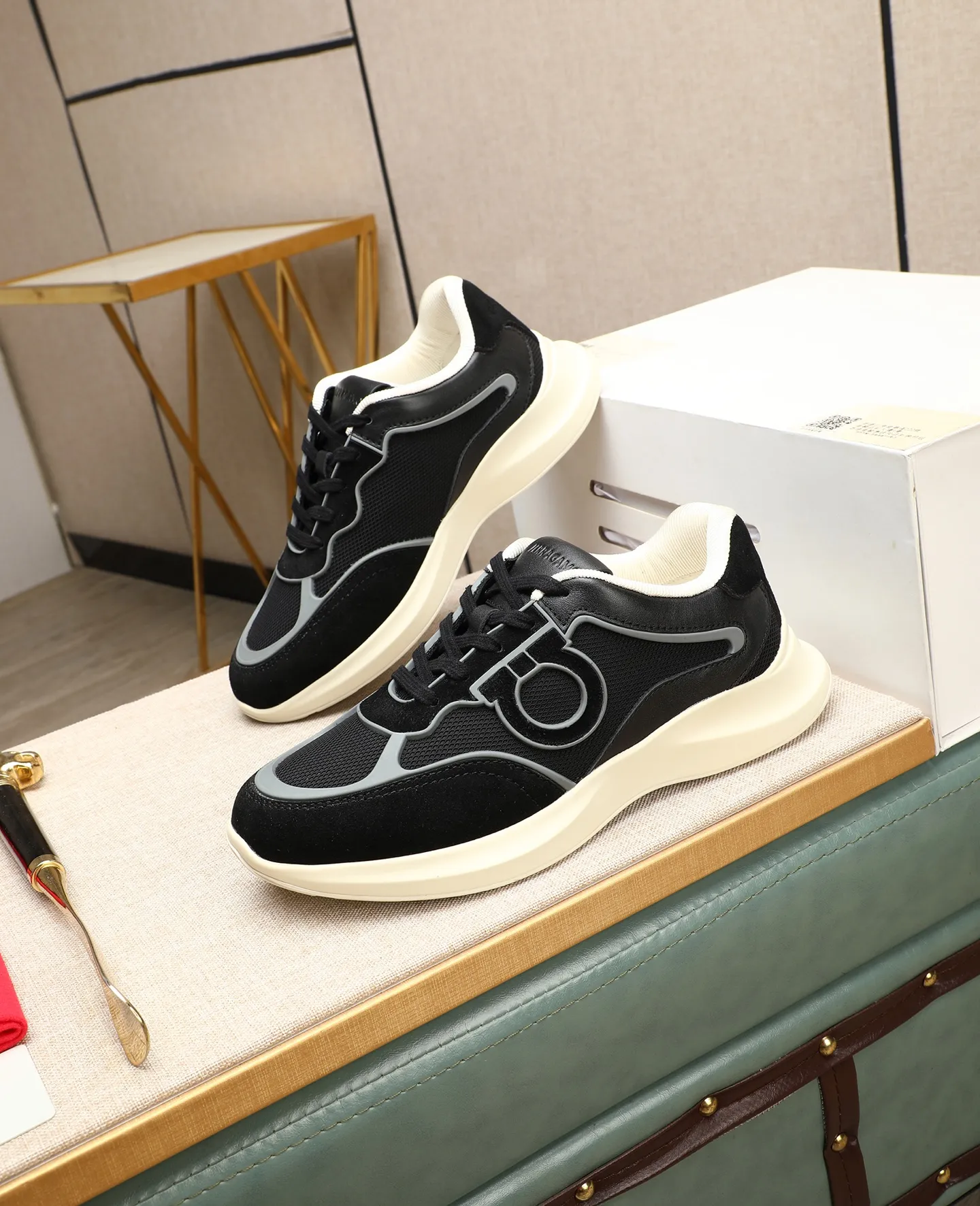 Men's shoes 💰700 📛📛 Salvatore Ferragamo is the world's top luxury footwear brand. It comes from the fashion kingdom of Italy. It is famous all over the world for its traditional handmade design and novel styles... 🚶🏻🚶🏻New suit shoes are available simultaneously at the counter. This model is purely handmade. The fabric is imported from Italy and original first-layer cowhide. Mesh + cowhide lining. Original authentic outsole🌀🌀Size: 39➖44 (38 45 customized)